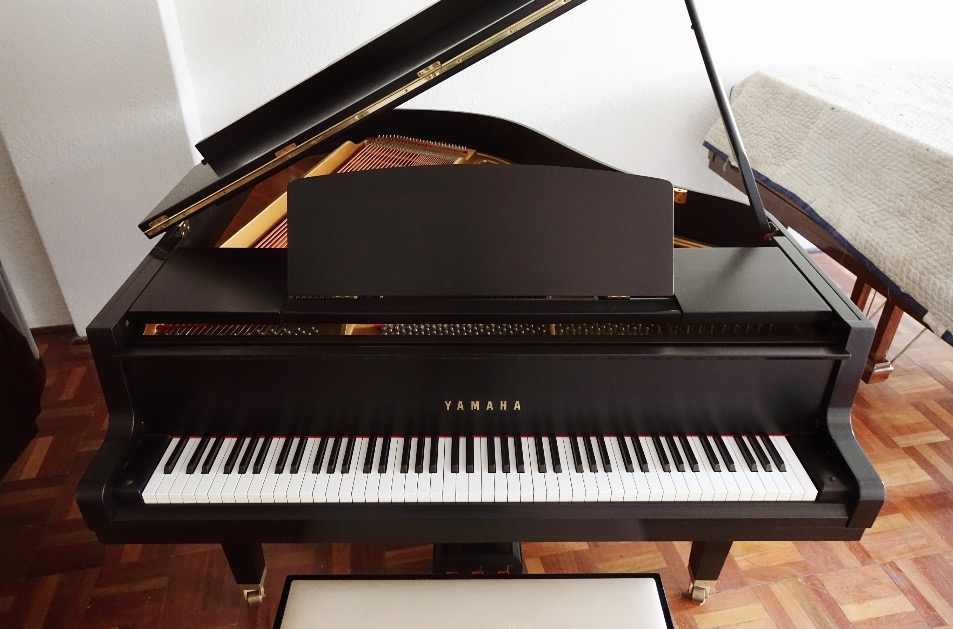 Piano Yamaha G2 JAPONES Color negro Usado medida 1.70 (media cola)