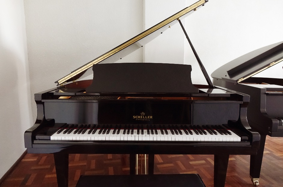 Piano Schiller color negro medida 1.55 ( ¼ cola) Nuevo