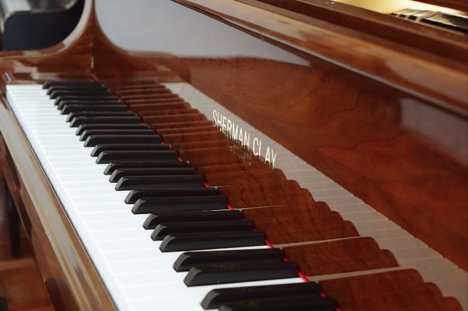 Piano Sherman Clay color Nogal Usado medida 1.70 (media cola)